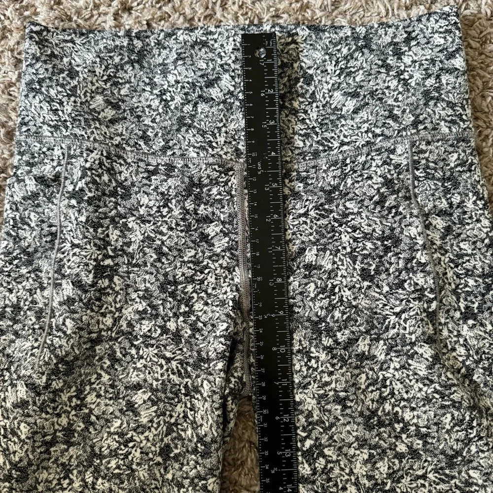 Athleta salutation stash pocket II 7/8 tight leggings size M - Picture 9 of 11